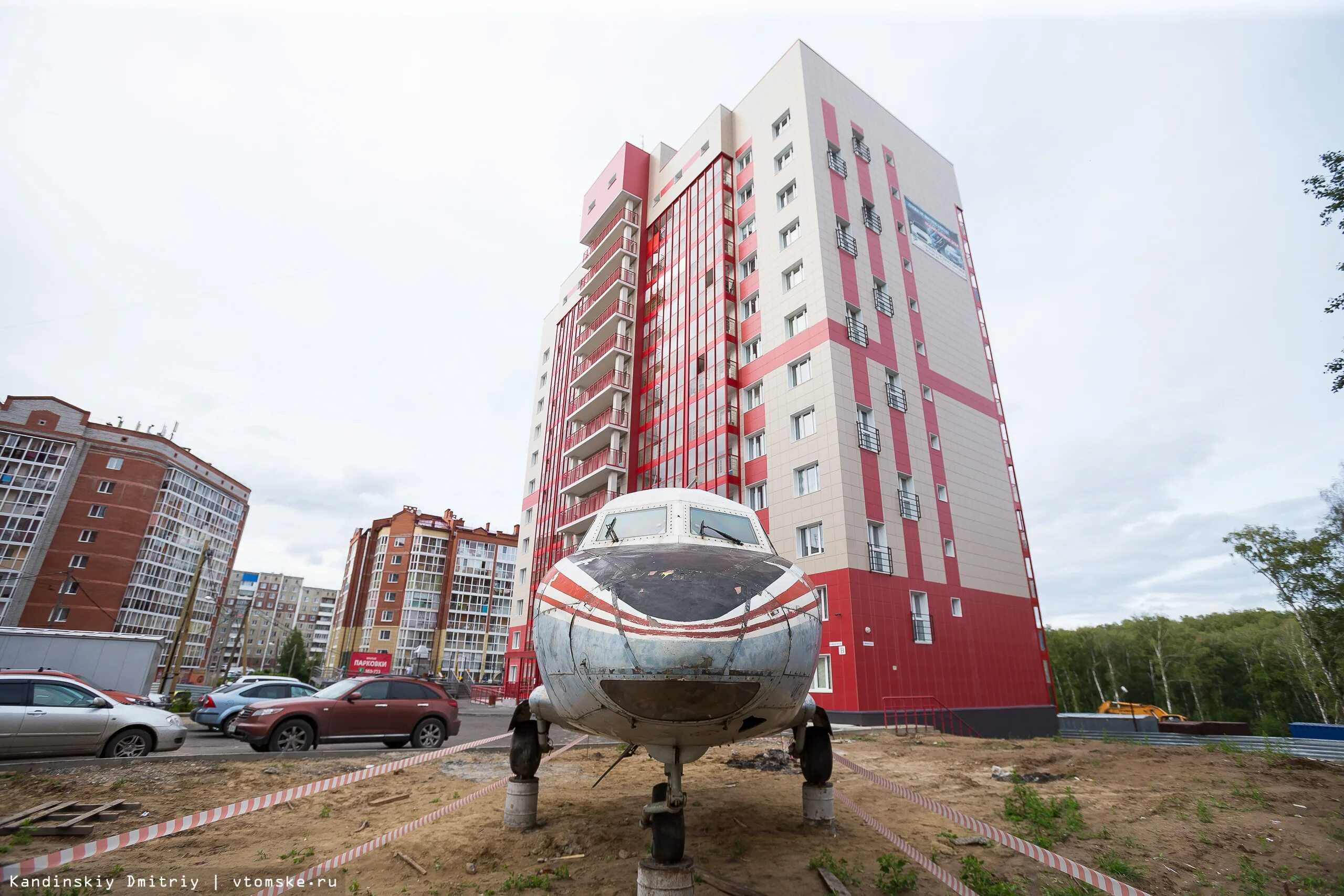 Самолет жилмассив Томск. Томск самолёт на Иркутском тракте. Томск Иркутский тракт жилмассив. Самолет во дворе Томска. Самолет отзывы о застройщике