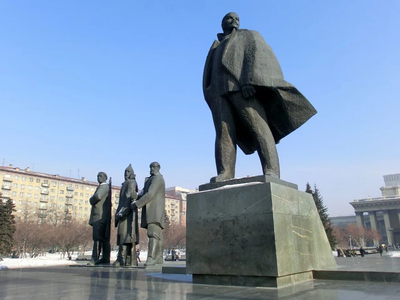 Памятник ленину в волгограде. Памятник ленину в новосибирске. Памятник ленина в кукморе. Ленин на площади стоит. Ленин на площади 1905 года екатеринбург.