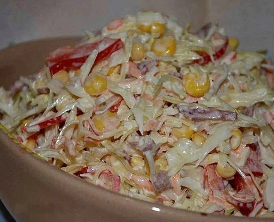 Капуста с копченой колбасой. Салат с пекинской капустой и копченой колбасой. Салат с колбасным сыром и колбасой. Салат с капустой и колбасой копченой и кукурузой. Салат с пекинской капустой колбасой и сухариками.