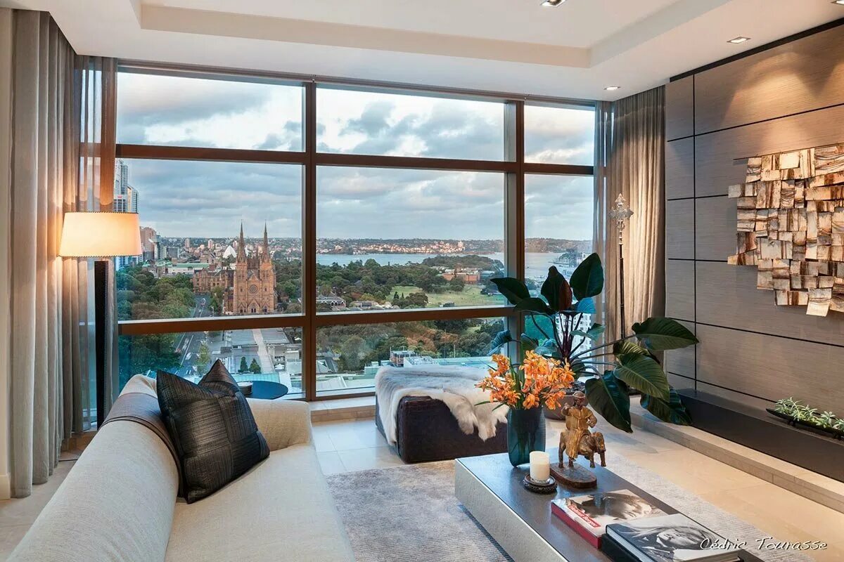 Купить квартиру новой высоте. Скай Ривер панорамные окна. Пентхаус Манхэттен 2020. Квартира с панорамными окнами. Интерьер квартиры с панорамными окнами.