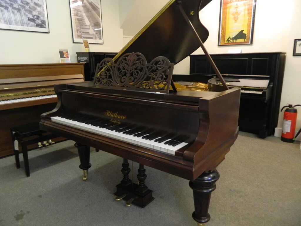 Старинное название фортепиано. Пианино Блютнер антик. Фортепиано Блютнер 19 век. Старинный рояль Блютнер. Немецкое пианино Блютнер.