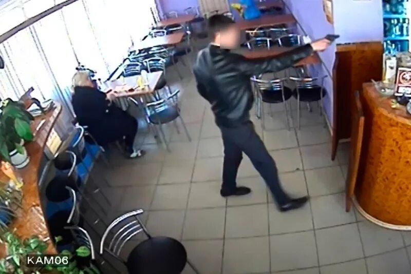 Нападение на энгельс. Ограбление ресторана. Мужика грабят в кафе. Ограбил кафе.