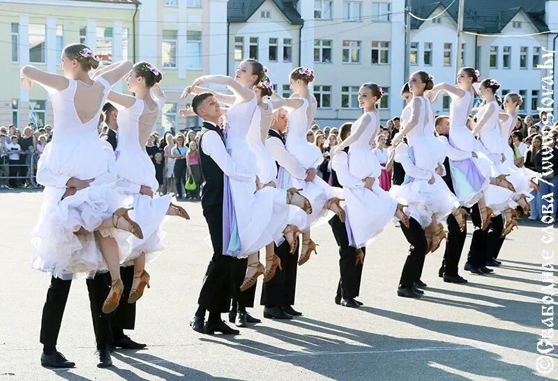 Прогноз в рогачеве на 10 дней. Вальс выпускников корсаков. школьный вальс выпускной в г рогачев 2025. выпускной экспресс 5 класс. снимки выпускников шипуновской средней школы.