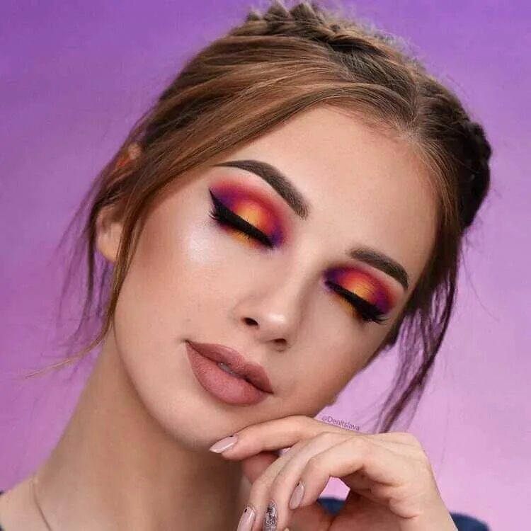 девушка красится. красите макияжи. макияж визаж. девушка красит глаза. профессиональный макияж.