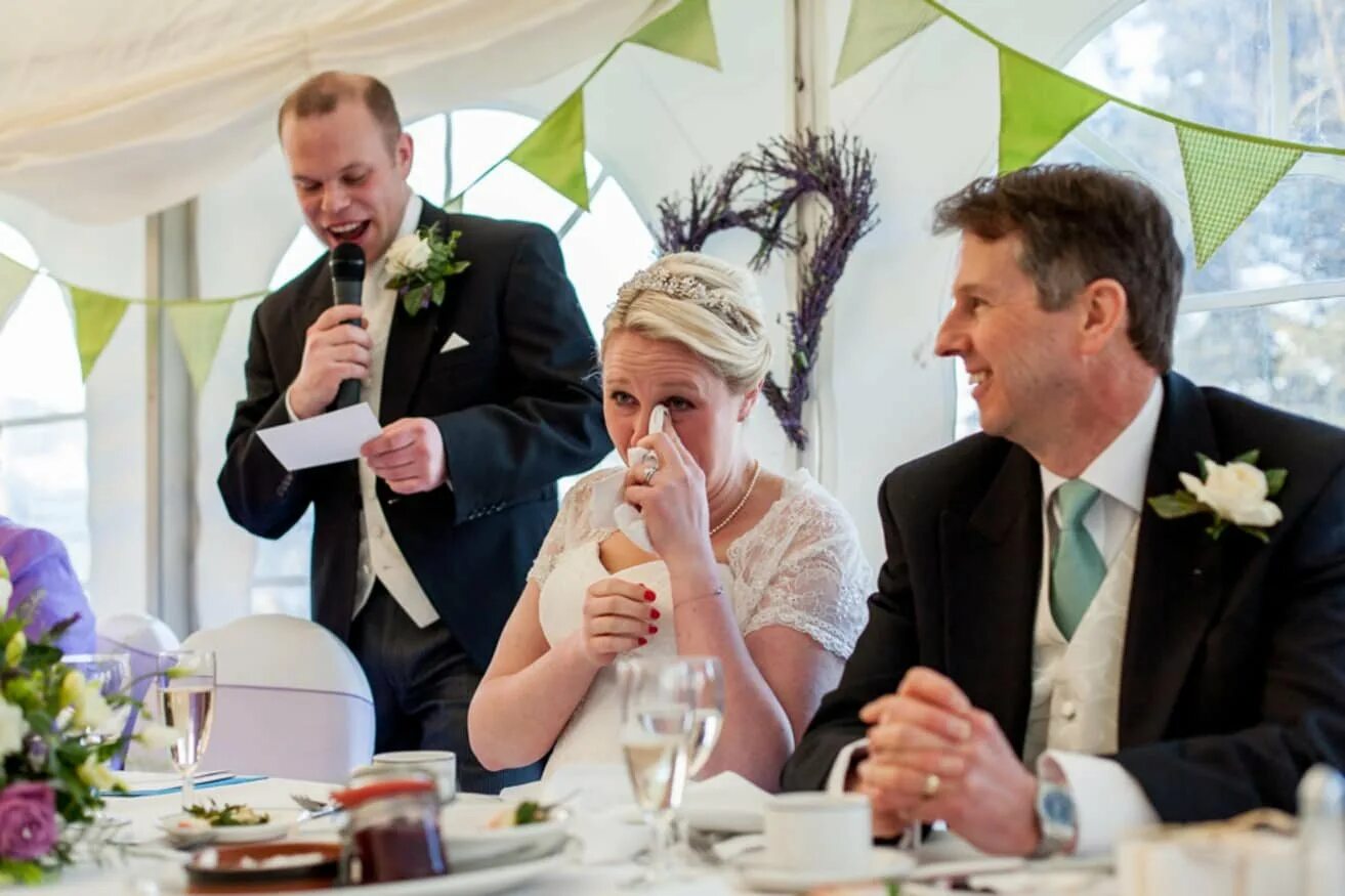 Свадьба за столом. Гости поздравляют молодоженов на свадьбе. Свадебные фото с родителями. Свадебное застолье тост.