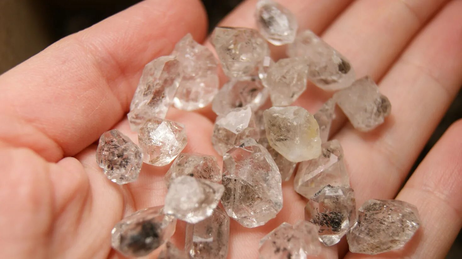 Найти алмаз среди. Алмаз Херкимерский Кристаллы. Камень самородок Алмаз. Природный неограненный Алмаз.
