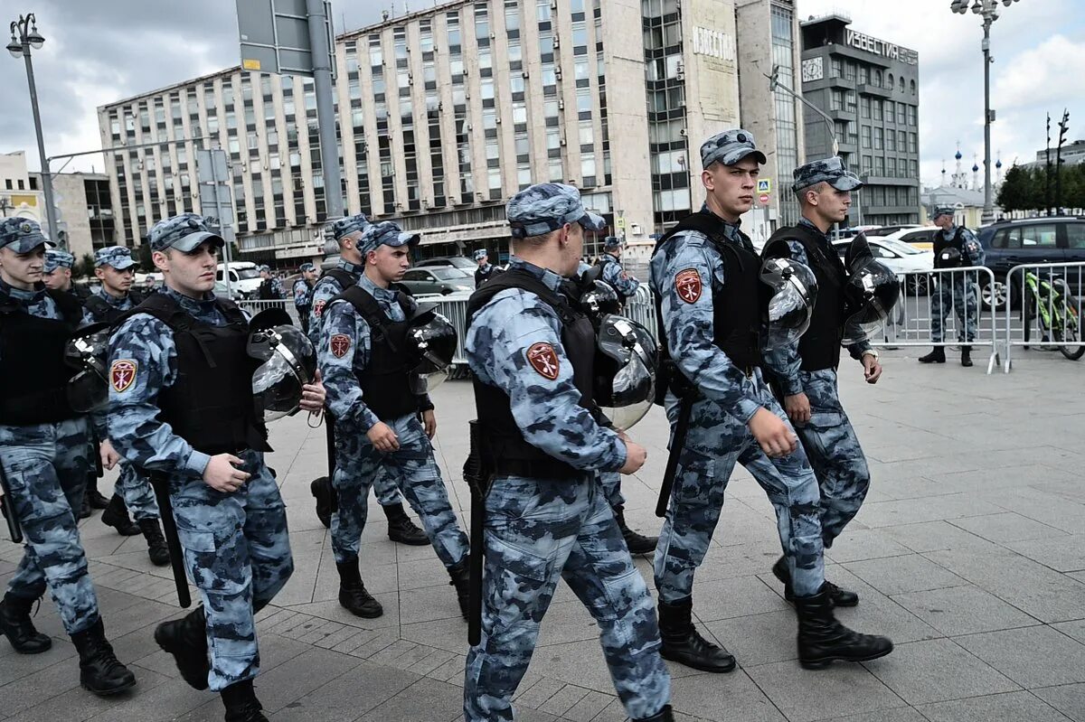 В москве есть военное положение. Военное положение. Военное положение в Москве. Военное положение фото. Военное положение Россия полиция.