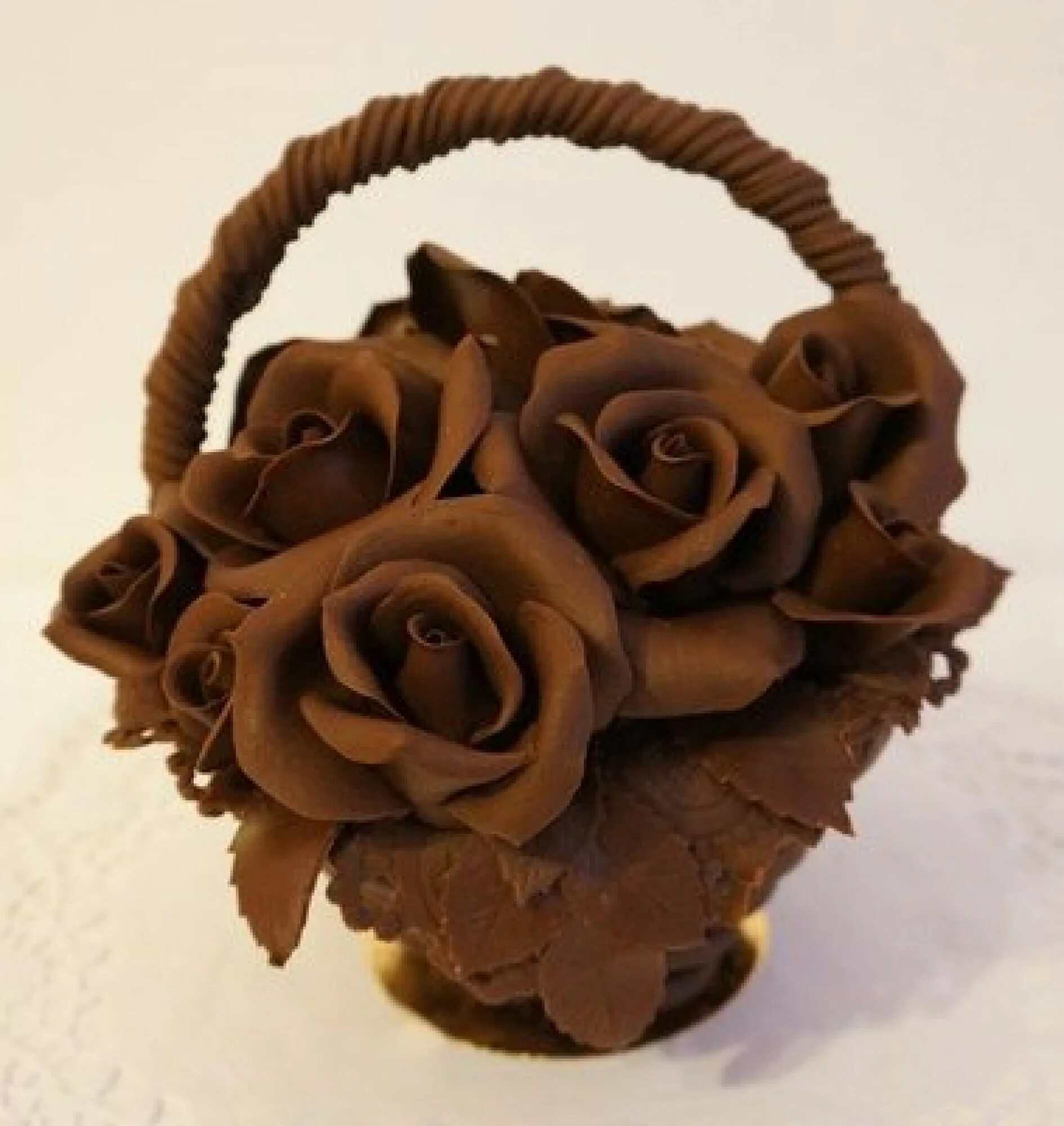 Шоколадные цветы. Шоколадные розы в корзинке. Цветы из шоколада. Шоколадные розочки.