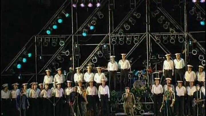 Николай расторгуев. Конь в поле. Любэ комбат концерт 1996. Расторгуева по полю идем. По полю с конем.