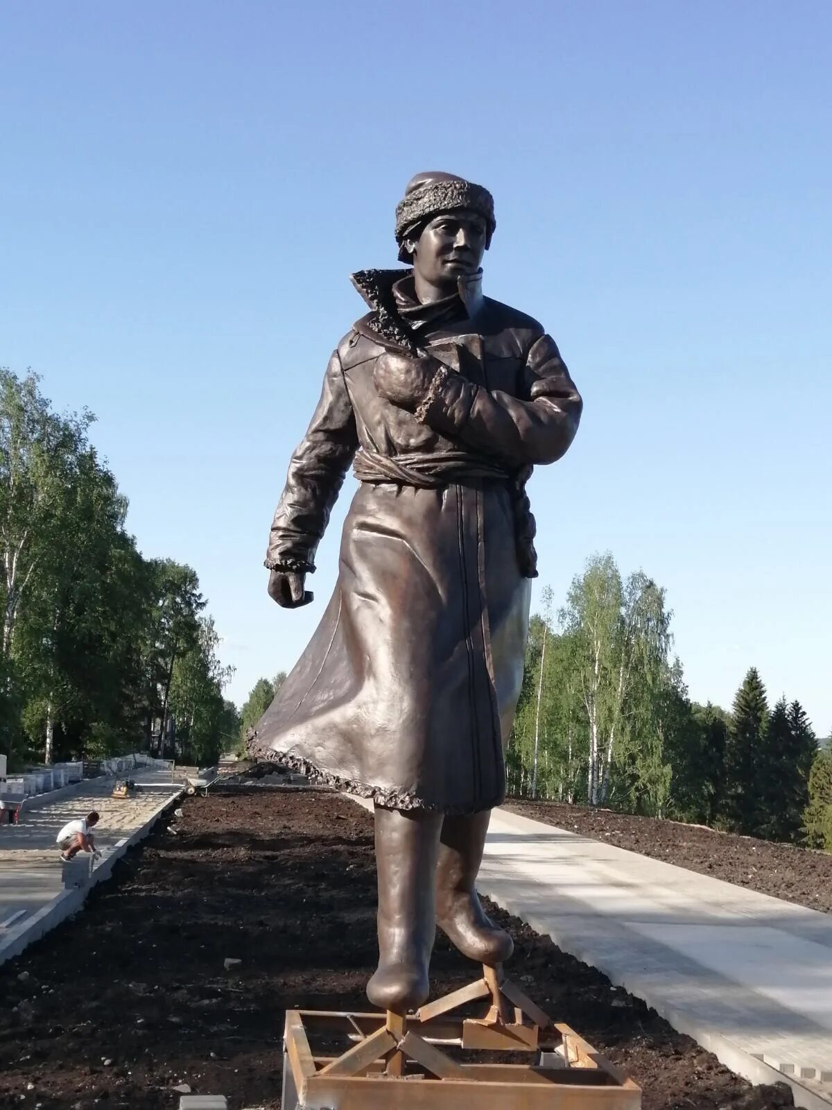 Ломоносов какой памятник. Памятник ломоносову в вельске. памятники ломоносова в вельске. памятник ломоносова на набережной вельска. аллея ломоносова в вельске.