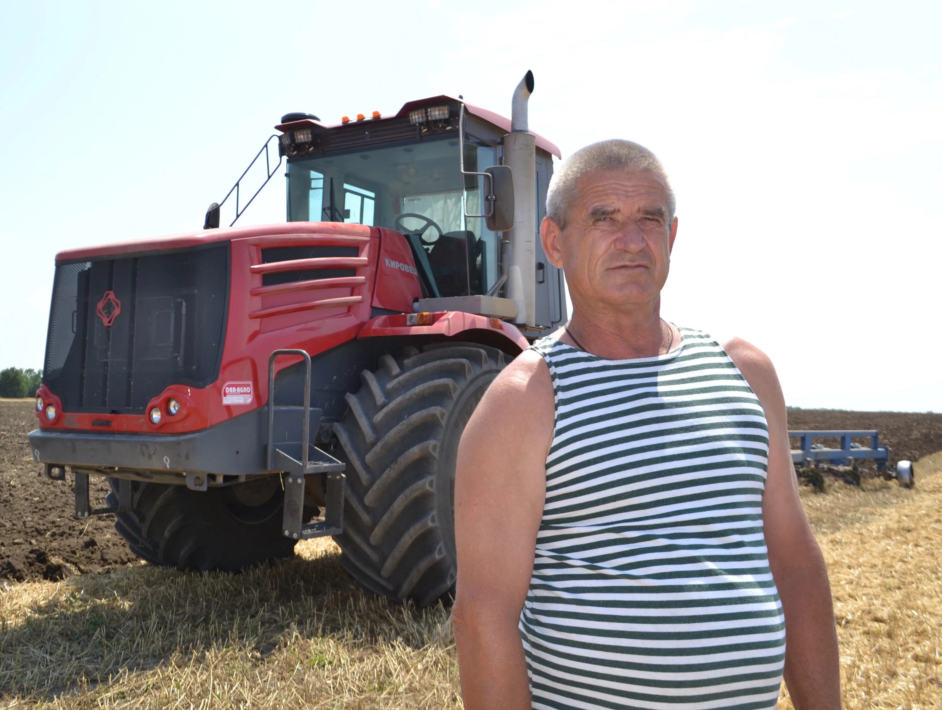 Деревенский тракторист. Колхозник. Колхоз ни. Современные колхозники. Парень в деревне.