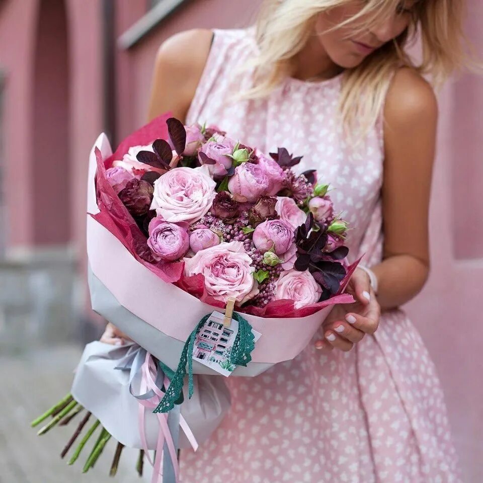 нежный букет для девушки. букет из кустовых роз. стильные цветы. букет цветов молодой девушке. стильный букет для девушки.