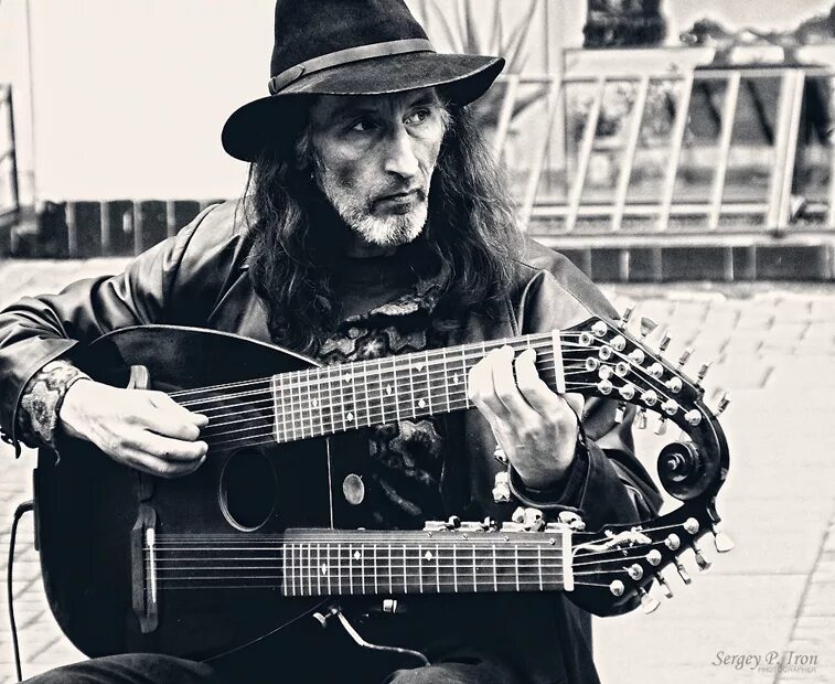 Садов музыкант. Музыкант сергей. сергей музыкант омск. sergey p iron фотограф. сергей садов музыкант.