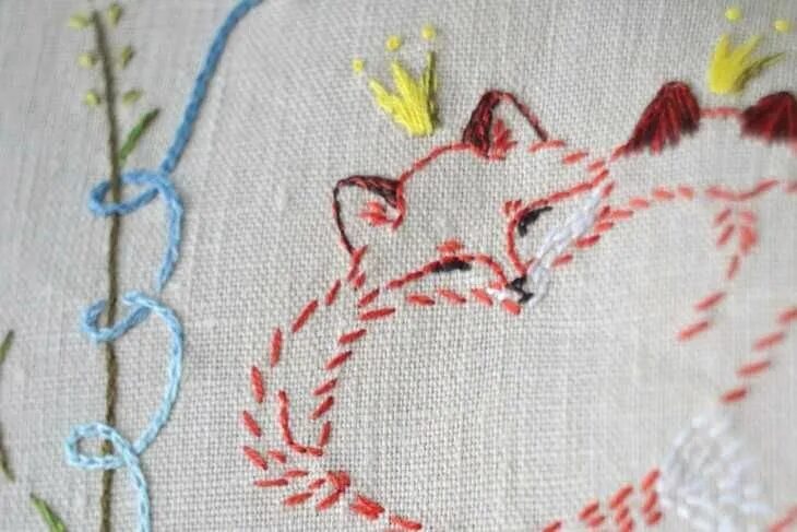 Вышивка простыми стежками. Вышивка гладью на темной ткани. Орнамент для вышивки гладью. Якобинский орнамент. Вышка нитками на ткани.