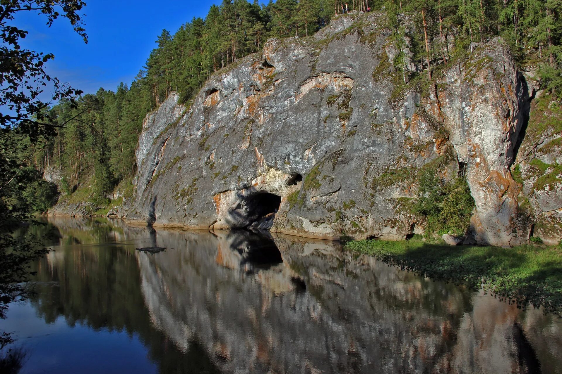 Оленьи ручьи природный парк. Парк Оленьи ручьи Свердловская область. Скала Дыроватый камень Оленьи ручьи. Природный парк Оленьи ручьи Дыроватый камень.