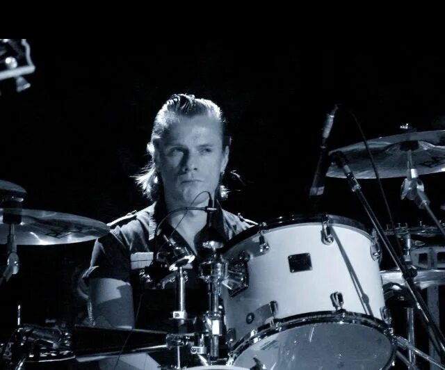 10. Larry mullen jr. Ударник u2. Ларри маллен u2 2022. Ларри маллен.