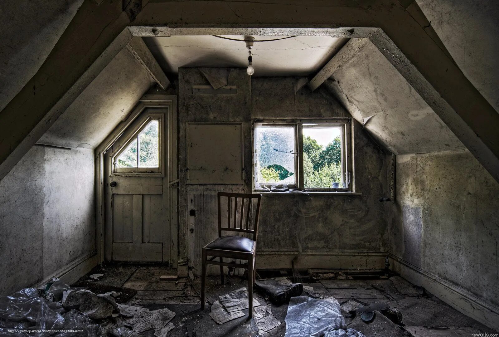 Заброшенная комната. Пустая темная комната. Пустой дом внутри. Дом внутри. Помещение с большими окнами.