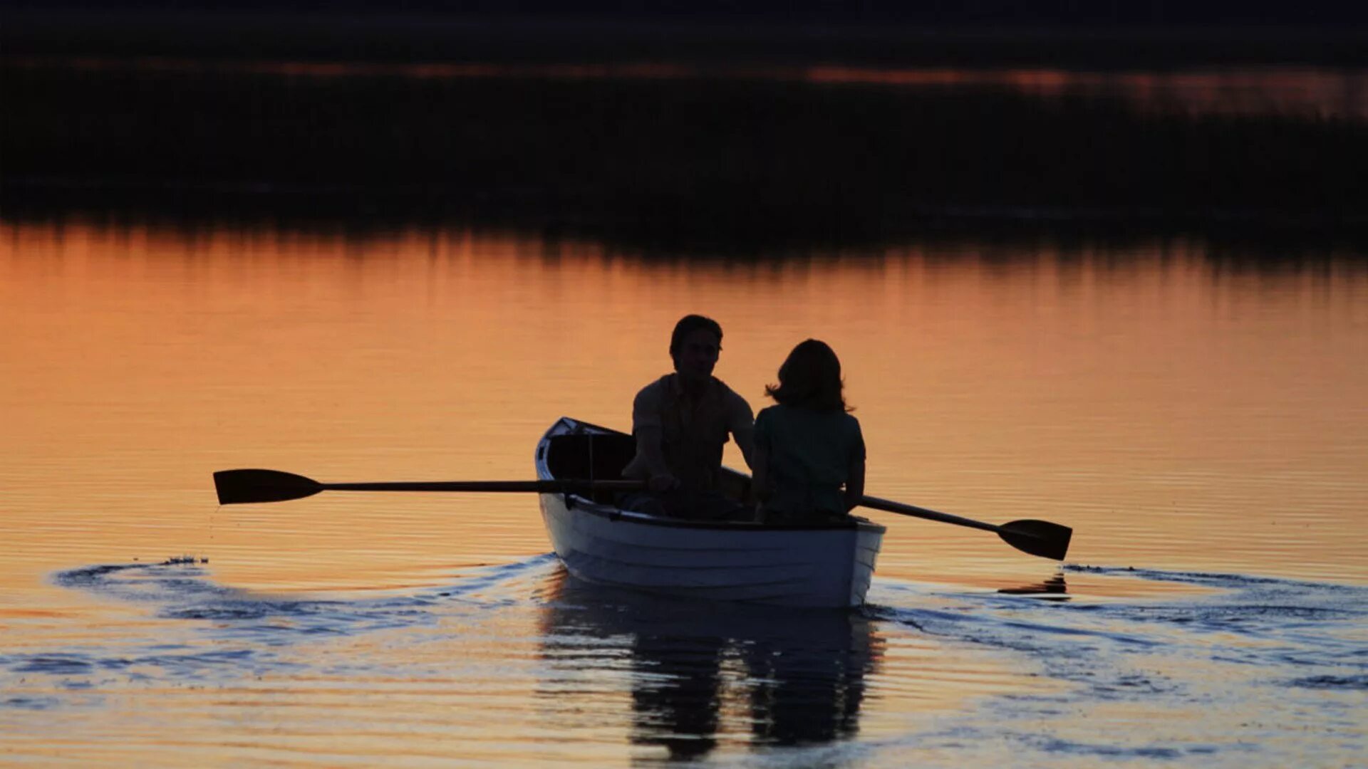 Можно ли ездить на лодке. Двое в лодке. Парень в лодке. Мужчина и женщина в лодке. Влюбленные в лодке.