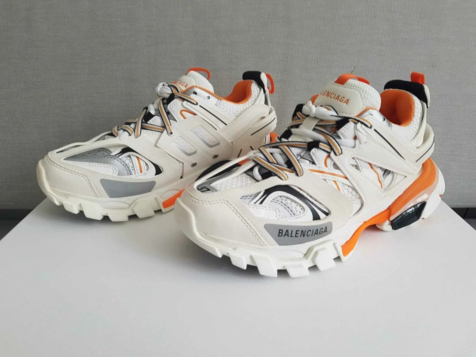 Balenciaga кроссовки track. Balenciaga track Orange White. Баленсиага кроссовки track. Кроссовки Balenciaga track Orange. Balenciaga track 2 бело оранжевые.