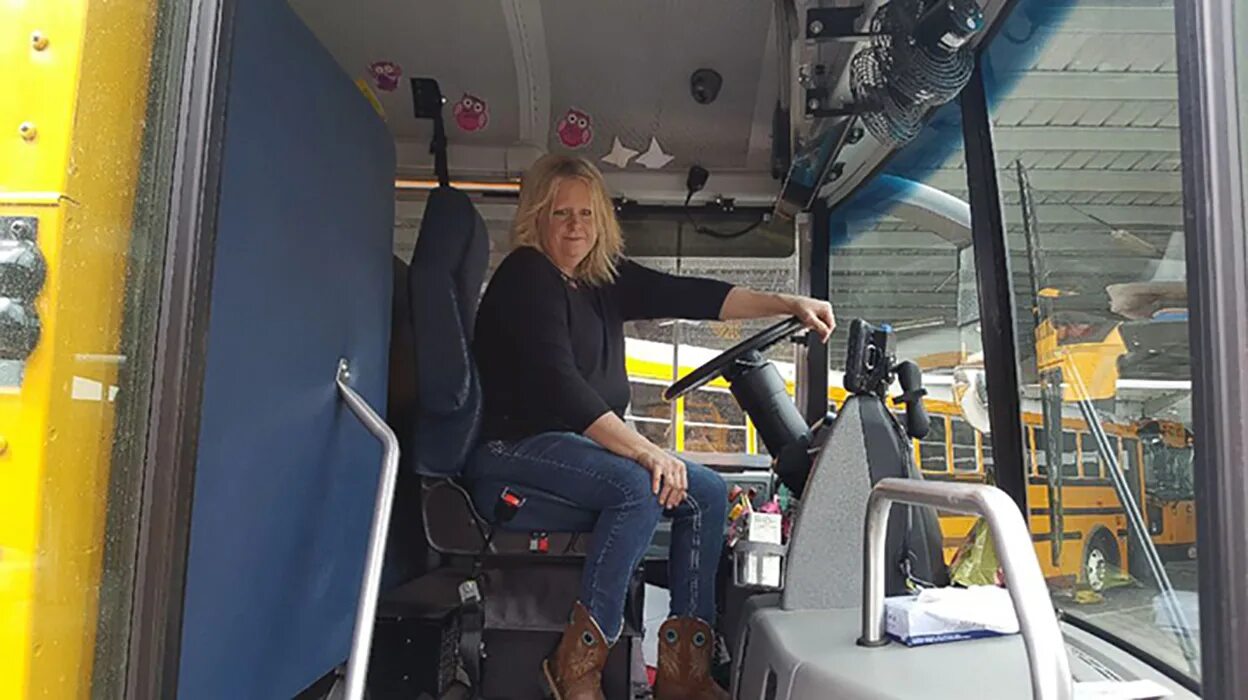 Водитель школьного автобуса. Женщина водитель автобуса. Женщина-водитель школьного автобуса. Фото водителя школьного автобуса. Каждое утро автобус