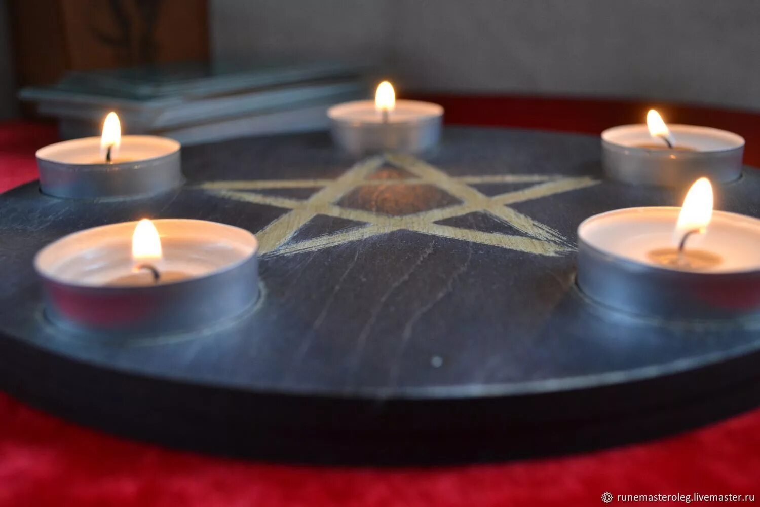 Свеча в алтарь для чего. Алтарь магия пентаграмма. алтарь 5 стихий. алтарь для свечной магии. алтарь со свечами.
