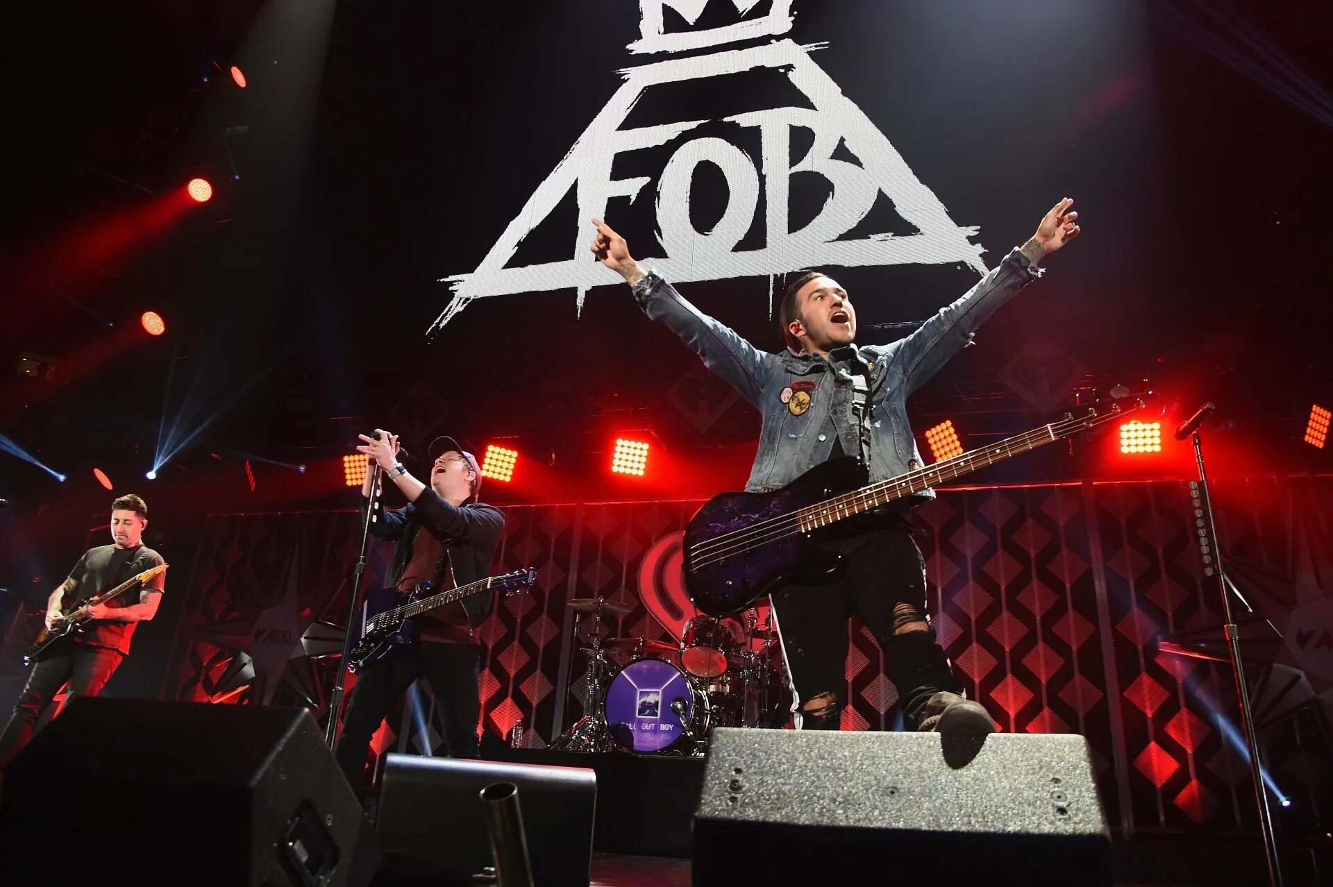 Fall out группа. Группа Fall out boy. Fall out boy 2021. Fall out boy концерт. Группа Fall out boy концерт.