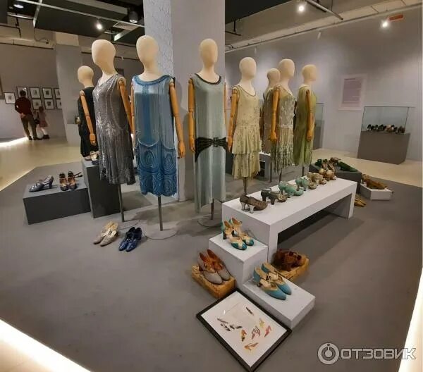 Выставка роскоши. Коронационное платье елизаветы 2 1953. Выставка роскоши. Выставка на вднх женщины эпохи арт деко. Выставка непозволительная роскошь.