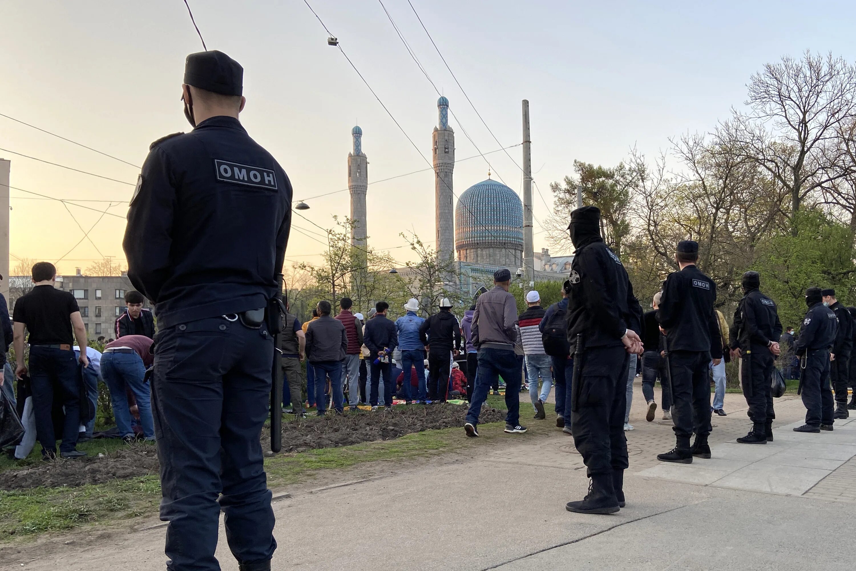 Санкт петербург времена ураза. Ураза-байрам в Санкт-Петербурге. Ураза байрам в Питере. ОМОН В мечети. ОМОН В мечети в Москве.