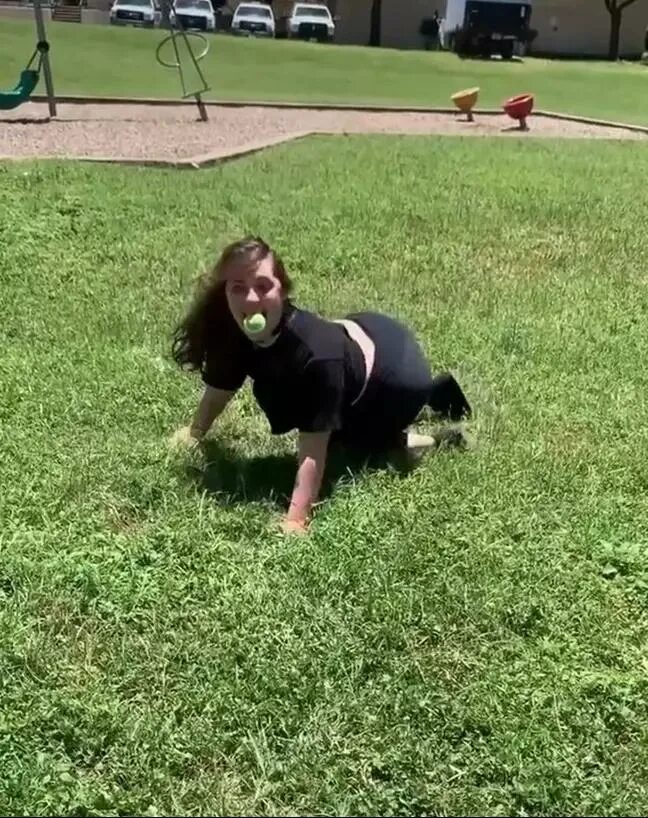 Притворяется собакой. Мужик притворился собакой. Притворяется собакой. Притворяется собакой. Собака прикинулась нормальной.