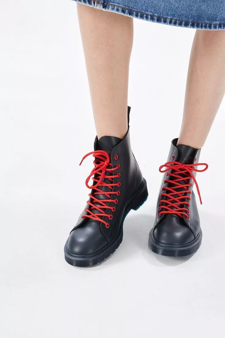 Черные ботинки шнуровка. Шнурки доктор Мартинс. Dr Martens x off White. Dr Martens шнурки. Мартинсы 2022 ботинки.