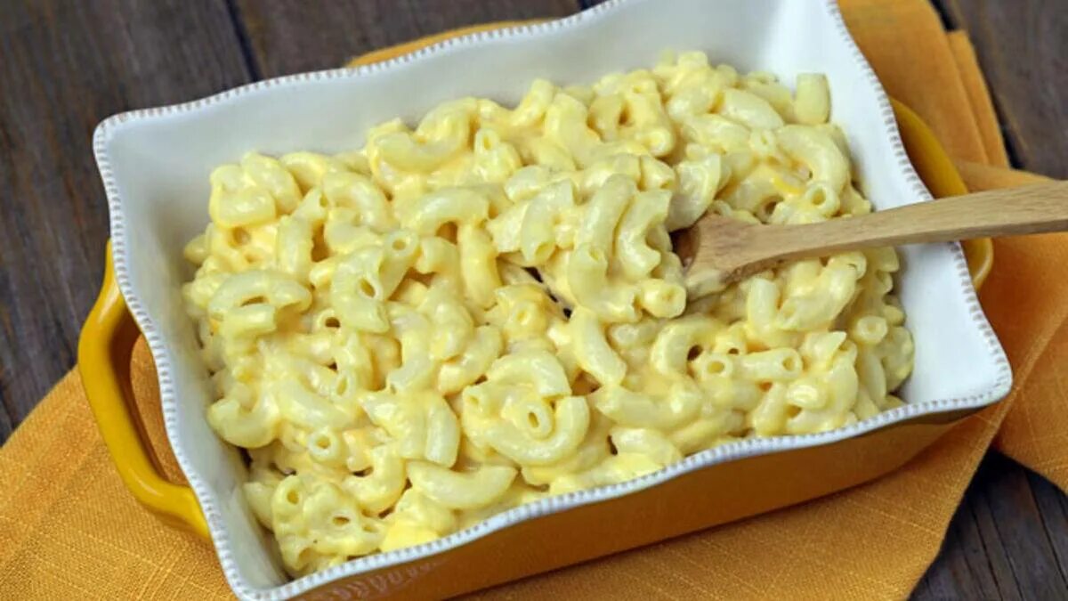 Макароны в духовке с яйцом и молоком. Макароны с сыром. макароны с плавленым сыром. макароны с творогом. спагетти с сыром.