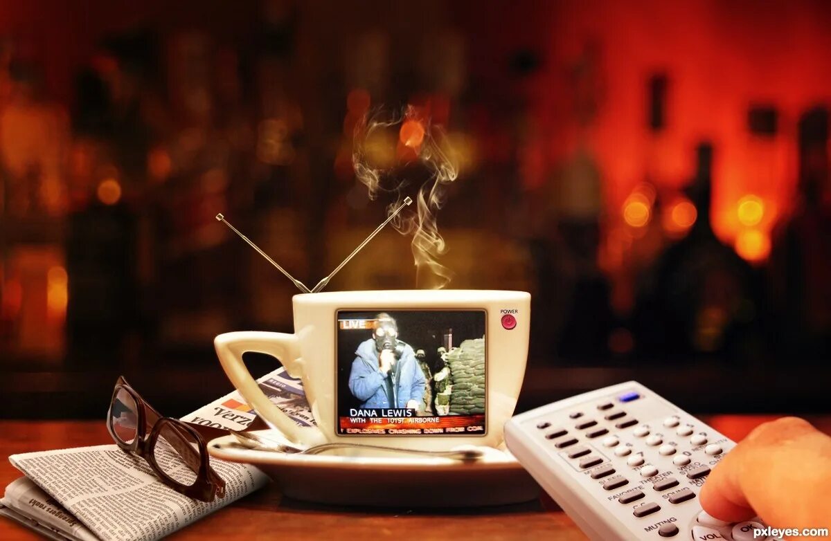 Включить телевизор утром. Кофе и телевизор. Телевизор и чашка кофе. Утро у телевизора. Доброе утро с телевизором.