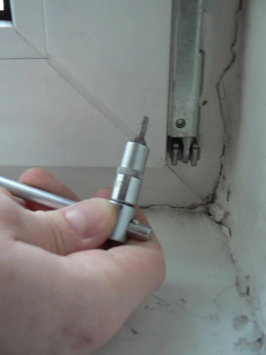 регулировка прижима верхней петли пластиковых окон. регулировочные винты нижней петли окна пвх. регулировка нижнего шарнира пластикового окна. поддувает пластиковое окно. регулировочные винты нижней петли окна пвх.