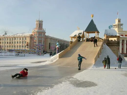 Кемерово площадь советов ледяной городок. Горка в кемерово. Кемерово горки снежные. Кемерово площадь советов ледяной городок. Горка в кемерово.