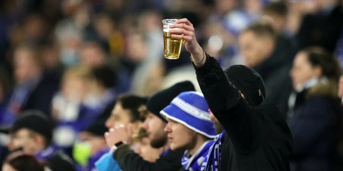 Пиво на стадионах. Пиво на стадионе. Болельщики с пивом на стадионе. Дума пиво на стадионах. Соревнования на стадионе Бутусов.