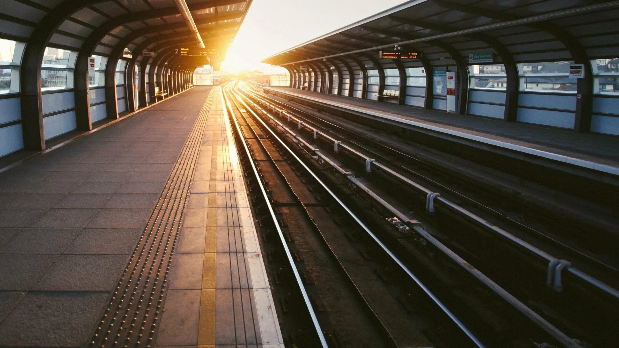Поезда но пустой вокзал. Перон жд. станция жд станция перрон. перрон вокзала. поезд на перроне.