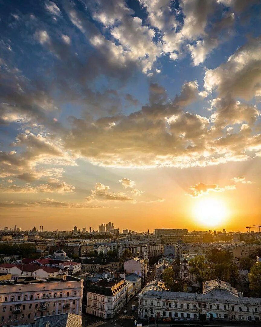 Доброе утро москва. Солнечное утро в Москве. Летнее утро в Москве. Рассвет в Москве в 5 утра.