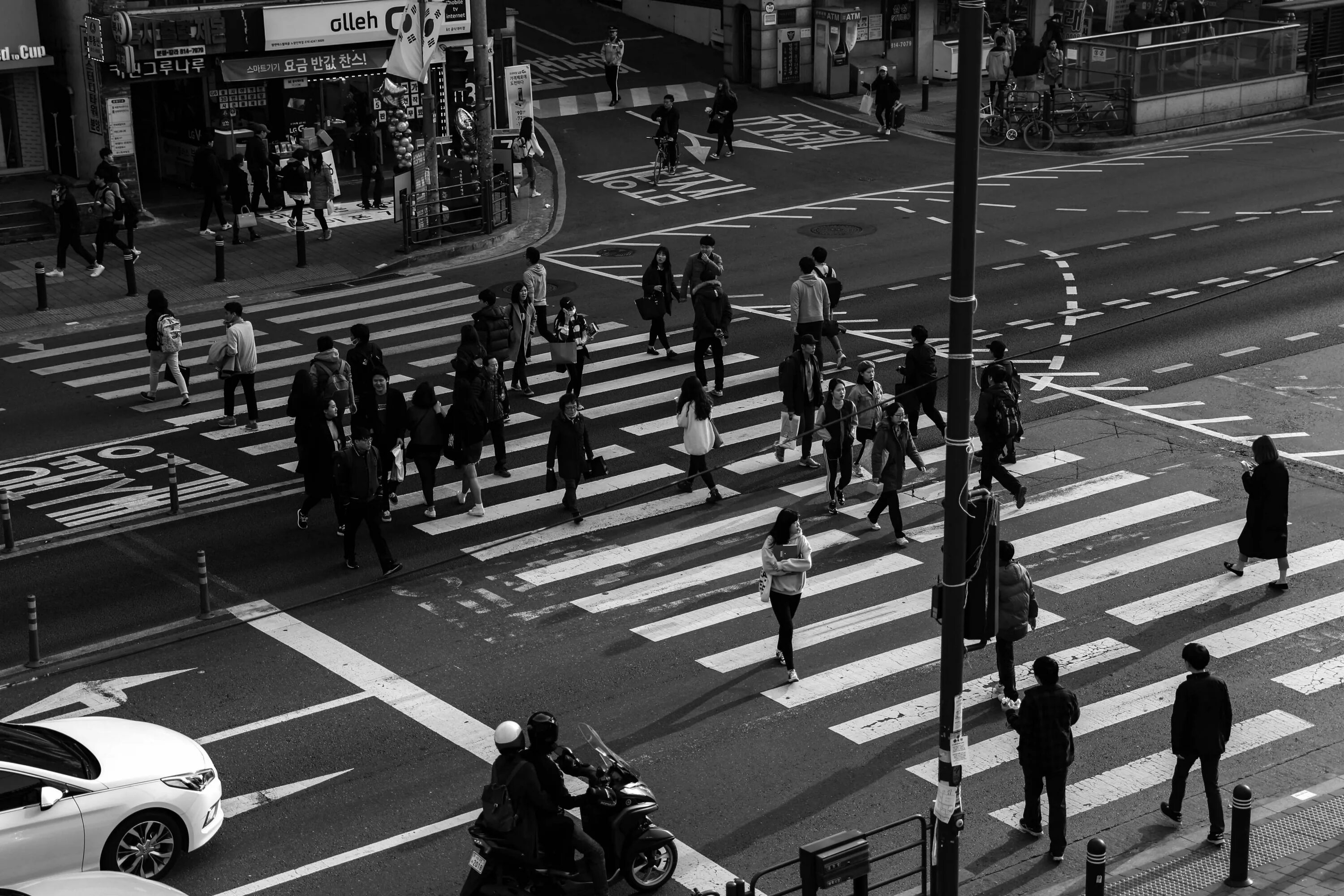 People this road. Люди переходя дорогу. Пешеходный трафик. Люди на пешеходном переходе. Человек переходит дорогу.