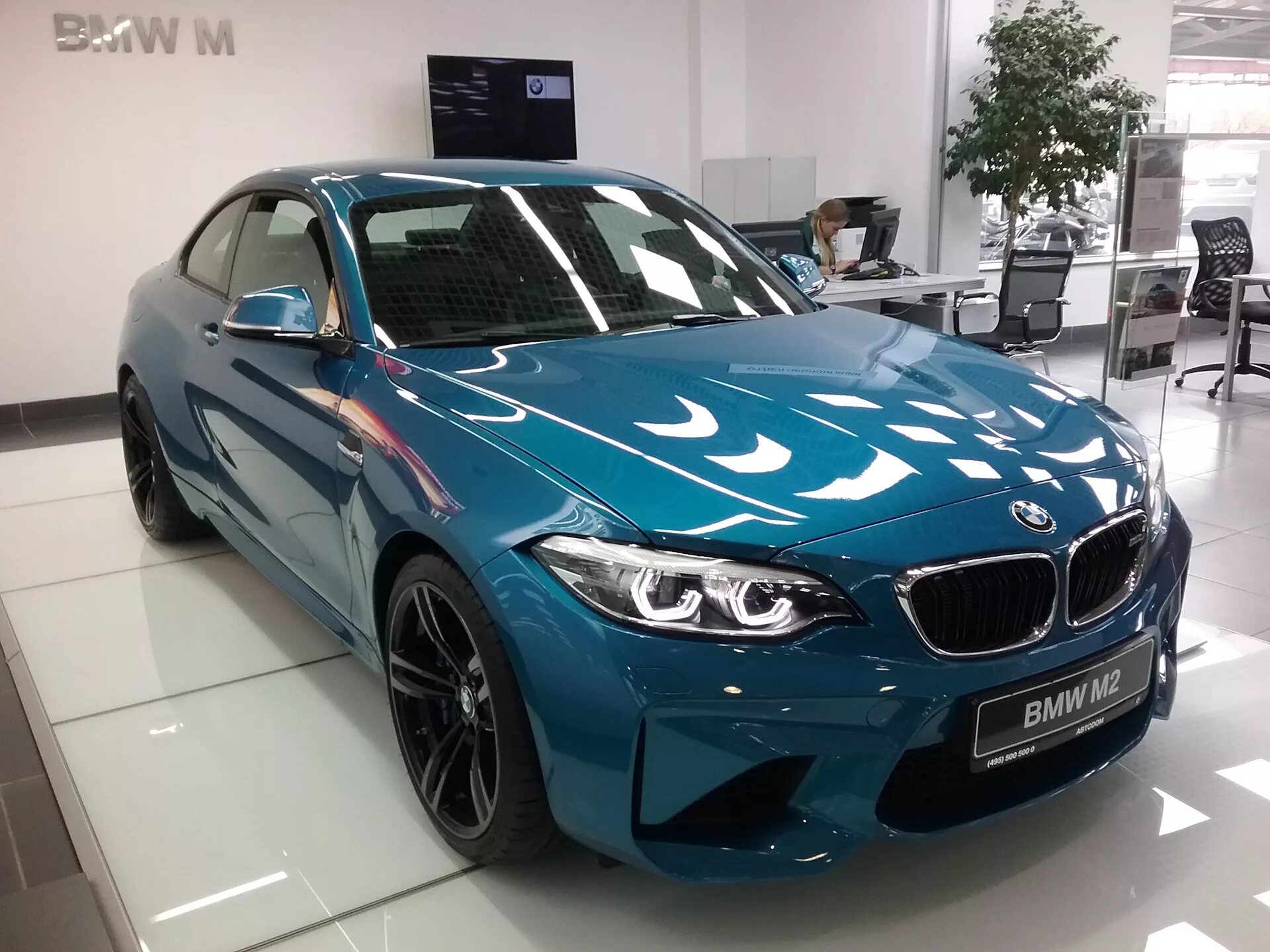 Автосалон BMW. БМВ из автосалона. Автосалон БМВ фото. Купить бмв в ростовской