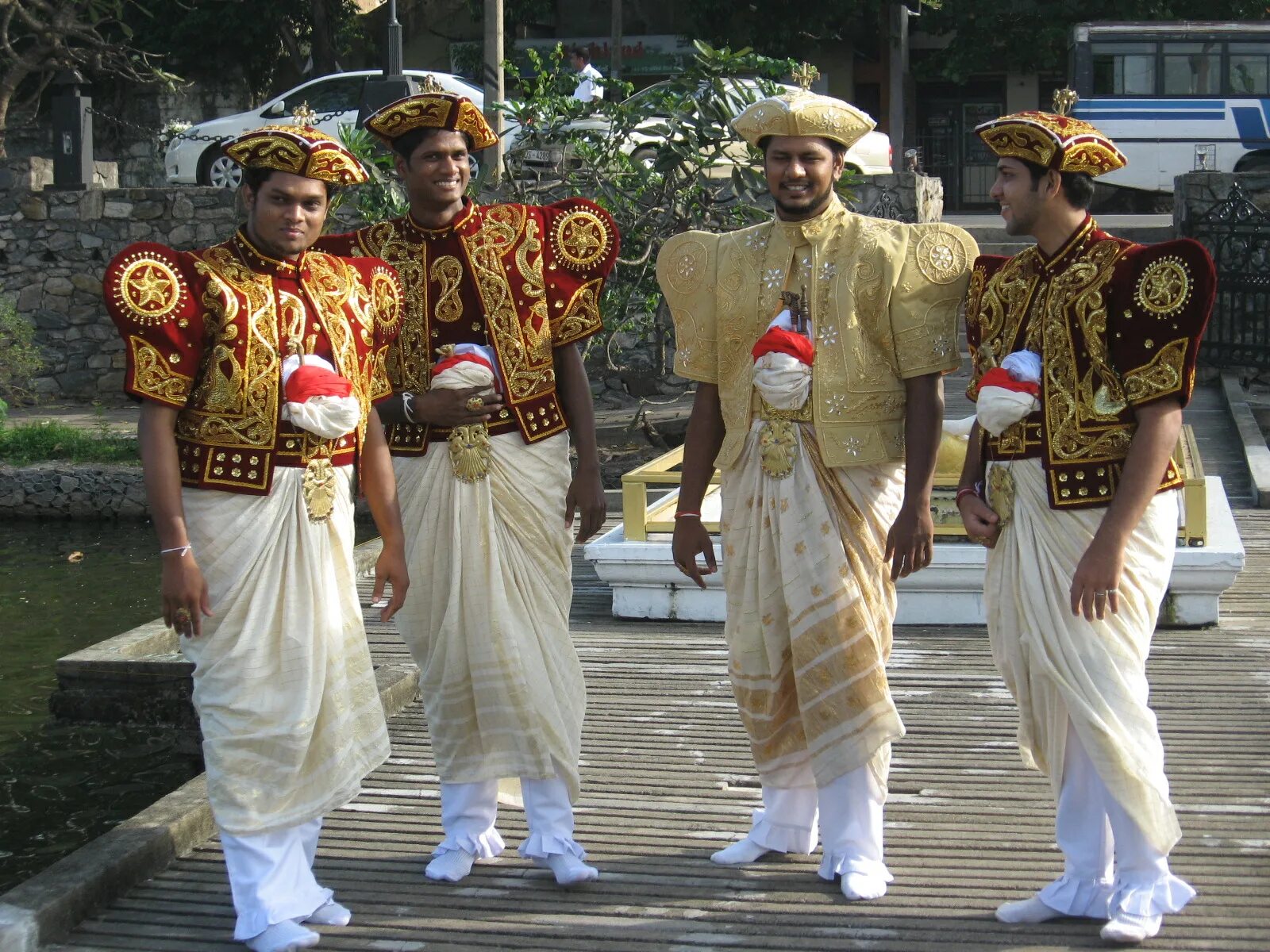 Шри ланка форма. Бюргеры Шри-Ланки. Шри Ланка национальный костюм. Народы Шри-Ланки сингалы. Шри Ланка нац костюм.
