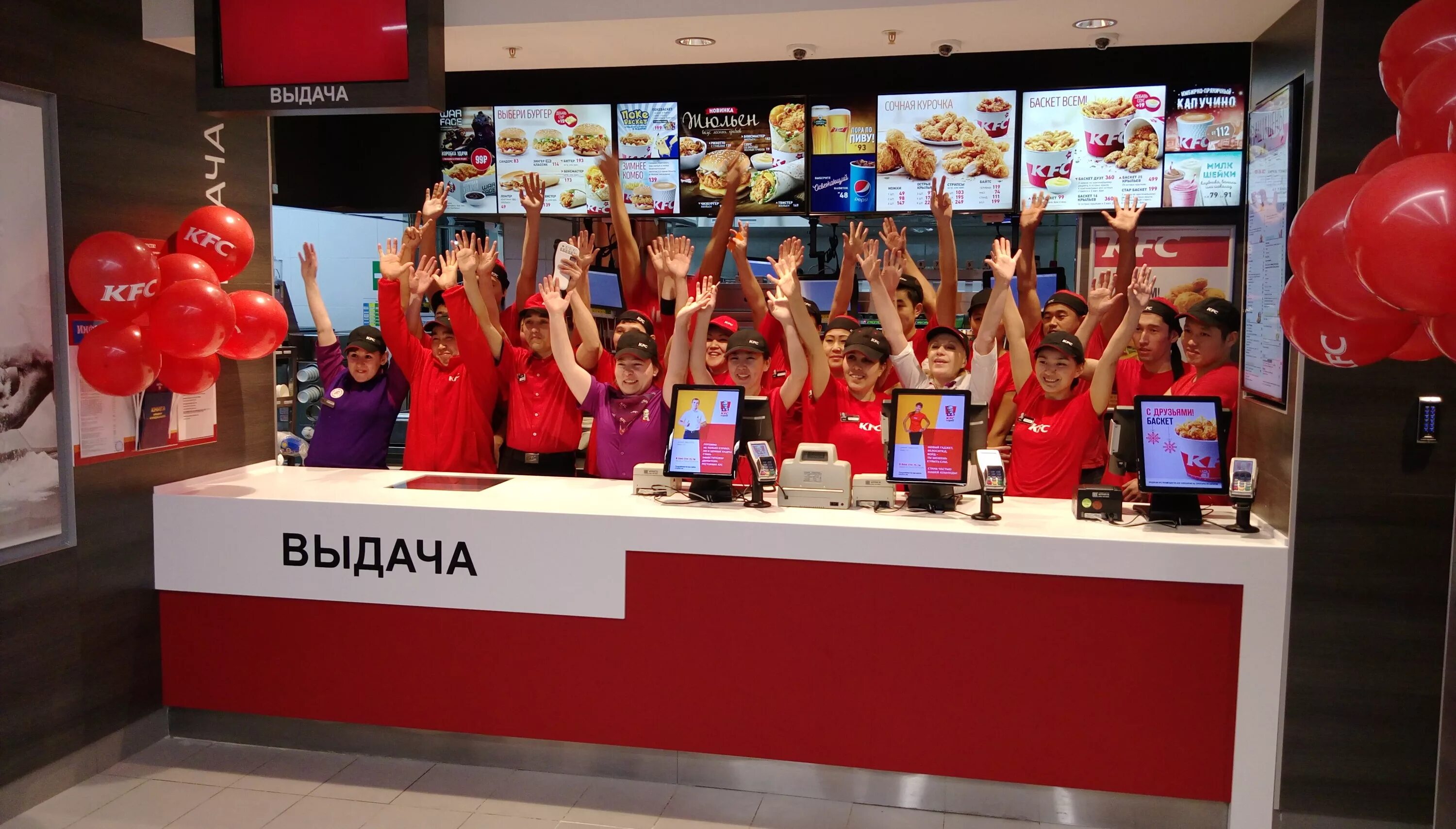 Kfc междуреченск. Работник kfc. кфс сотрудники. форма kfc. униформа работников кфс.