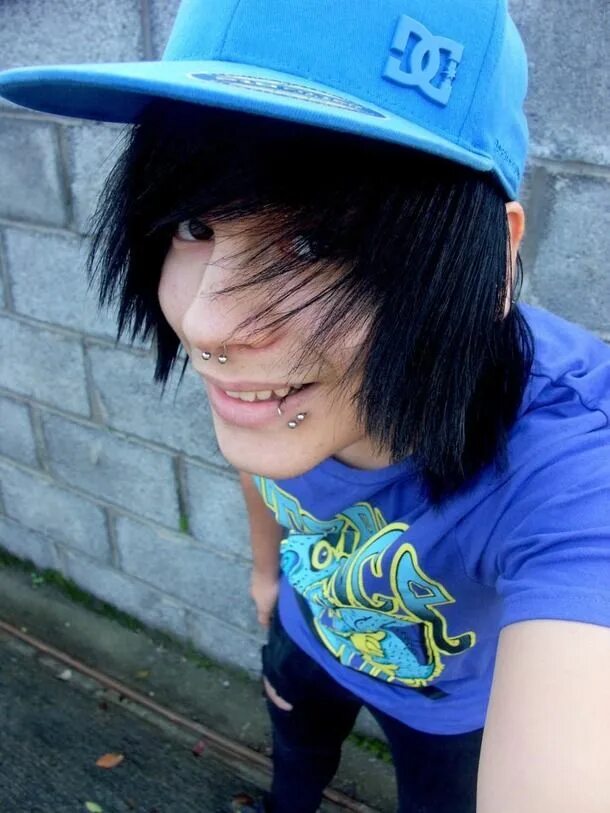 Волосы эмо для парня. Челкастые неформалы. Прическа эмо боя. Милые парни с каре подростки. Scene boy.