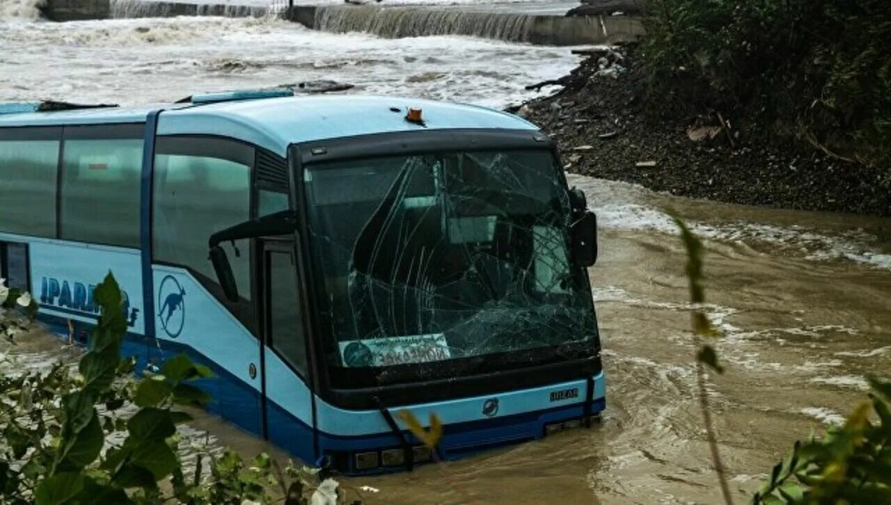 Минеральные воды новороссийск автобус. Селевой поток Новороссийск. В Новороссийске автобус смыло в море. Автобус на море. Морской автобус.