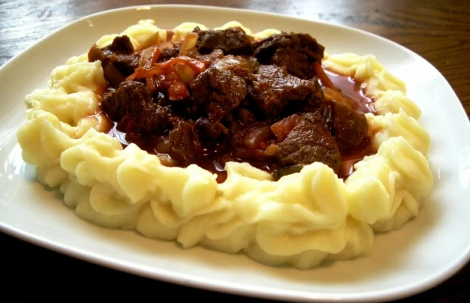 Пюре с мясом фото. Гуляш с пюре. гуляш из говядины с картофельным пюре. пюре с гуляшом из говядины. пюре с мясом и подливкой.