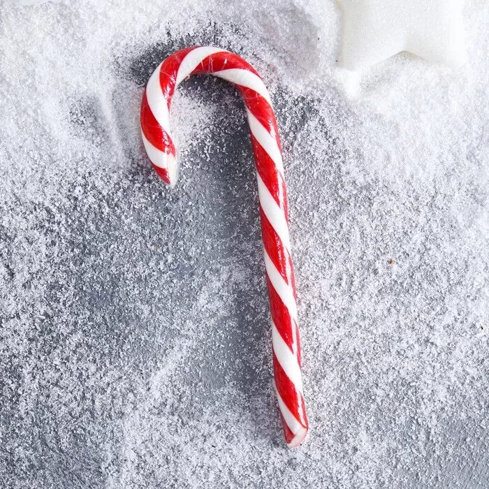 Новогодние леденцы декор. Шоколадные конфеты. Карамель красно белая. Круглый леденец. Сладости белого цвета.