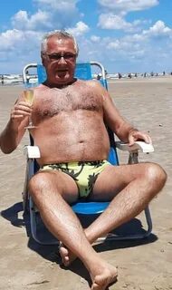 голый старик с большим 