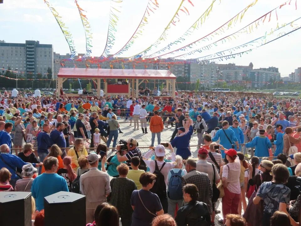 День города пётрфест. Фестиваль славянская ярмарка. Фестиваль искусств в парке озерный. Фестиваль на долгом озере. Ярмарка великий новгород.