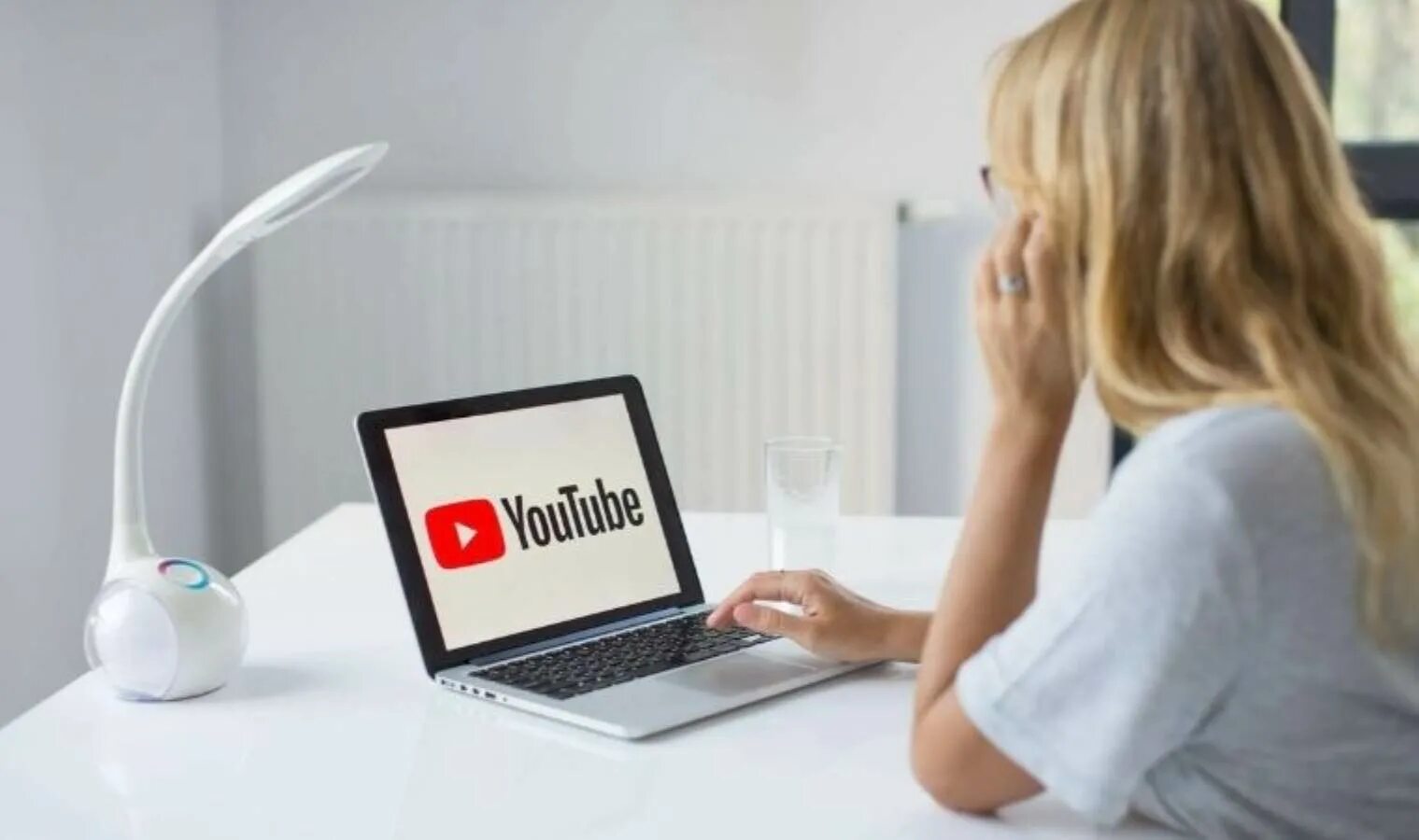 Ютуб е работает. Watch youtube. ютуб на ноуте. watching youtube. ютуб на ноутбуке картинка.
