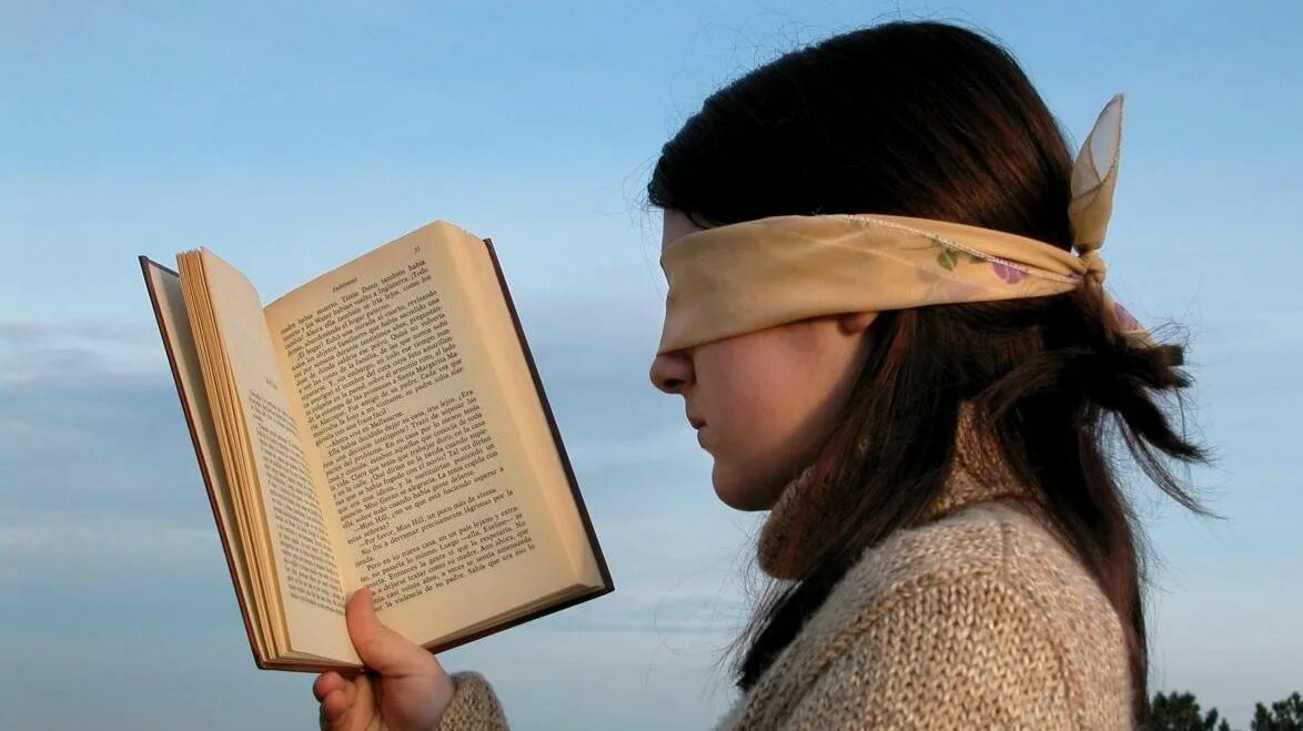 Смотрим в книгу видим. Чтение книг. Человек читает. Нечитающий человек. Нечитающее поколение.