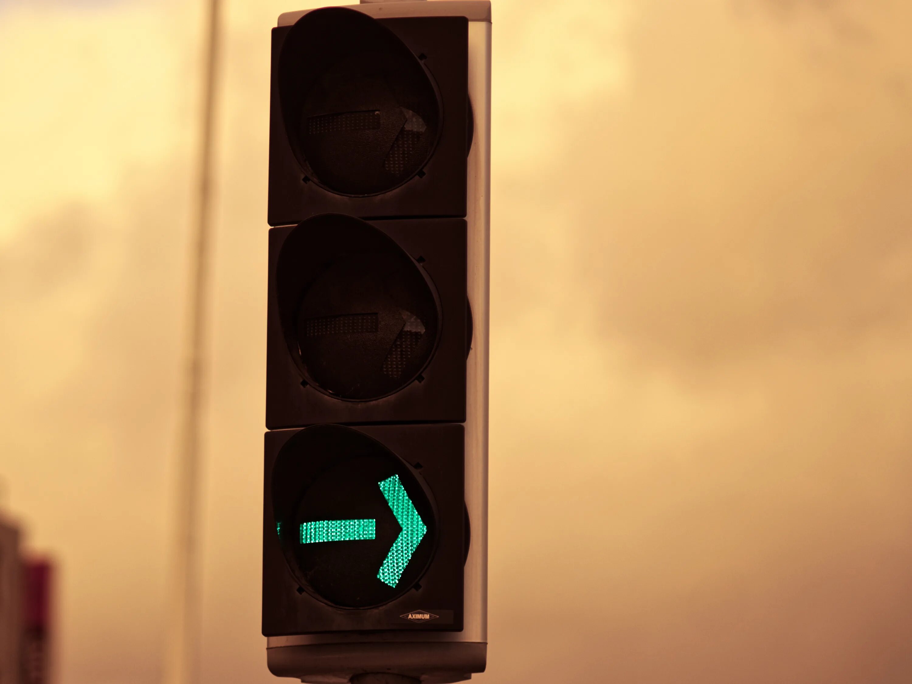 Дополнительная зеленая стрелка на светофоре налево. Светофор. Светофор со стрелками. Светофор с доп секцией. Зеленая стрелка светофора.